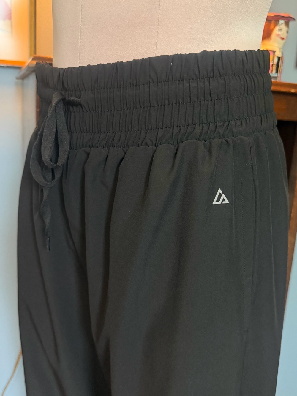 Women's Black Straight-Leg Cargo Pants Sz L - Picture 2 of 9